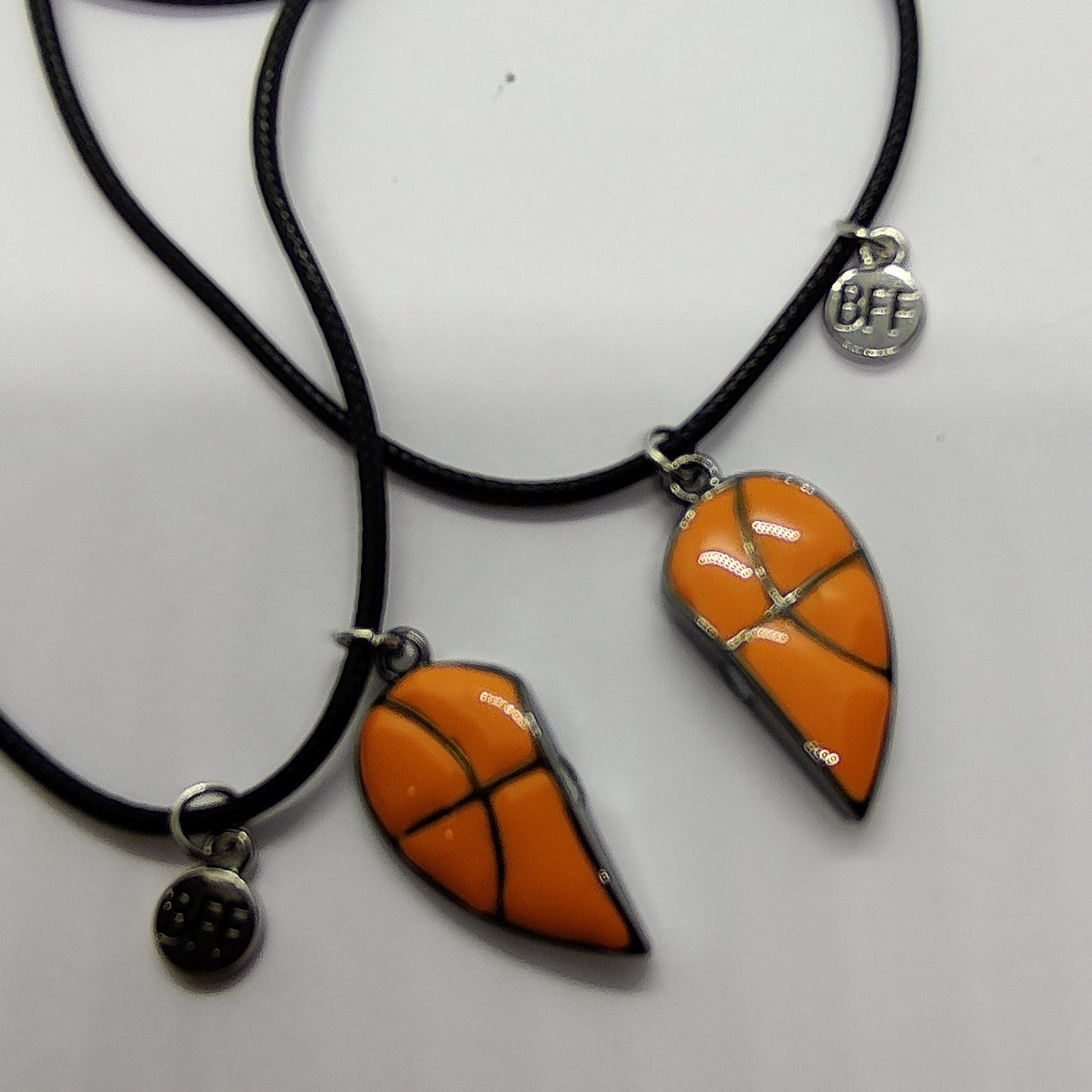 Korisystävät kaulakoru