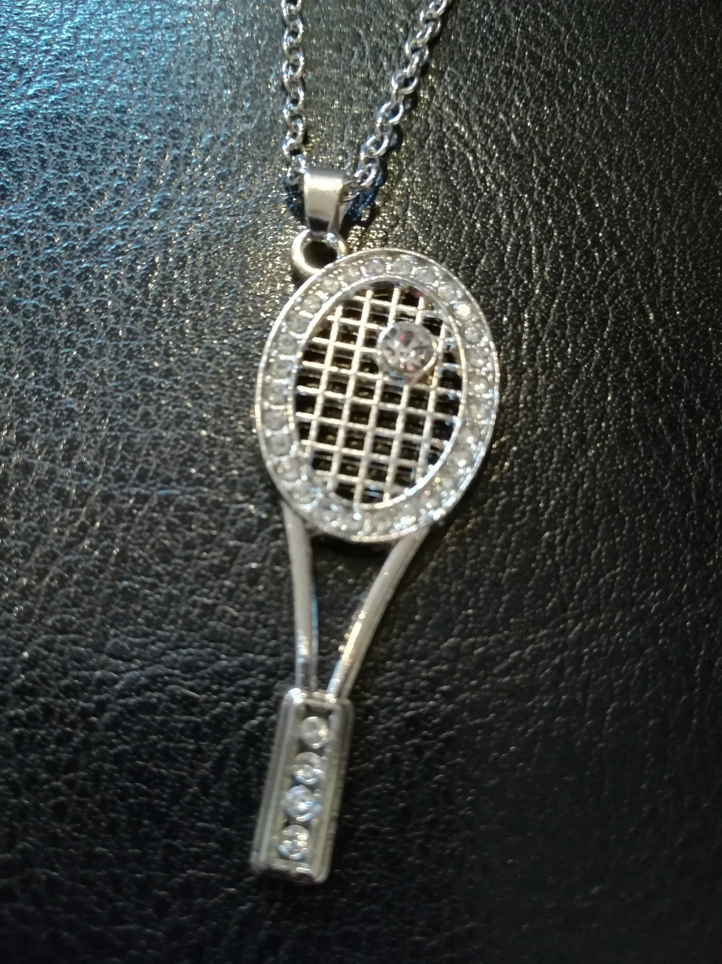 Tennismaila kaulakoru pallo jänteissä - FourFan