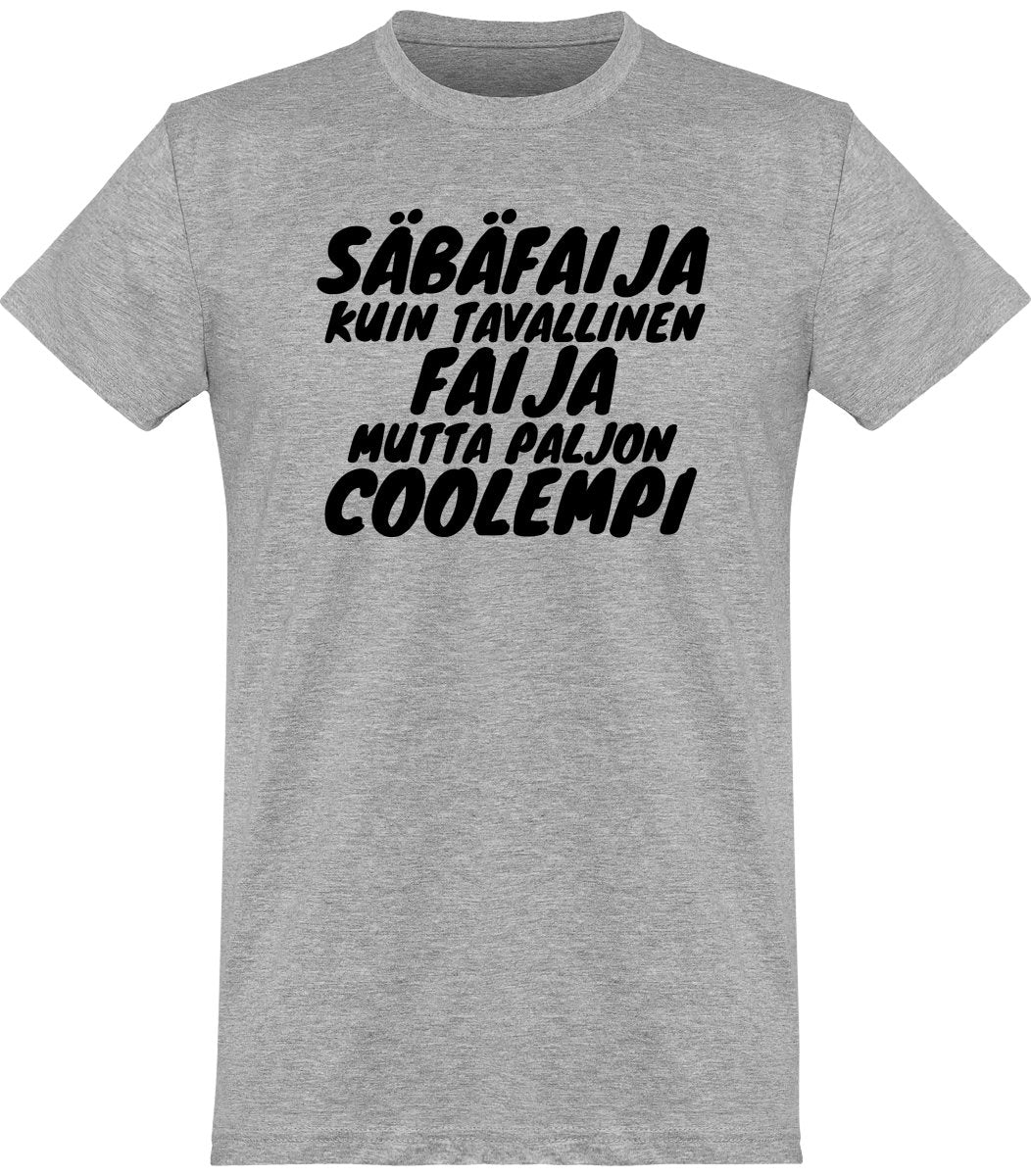 Säbäfaija coolempi t-paita mustalla tekstillä - FourFan