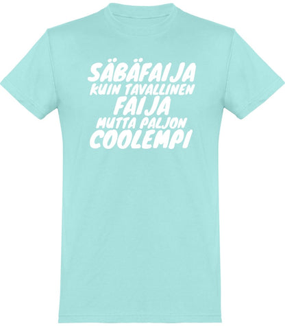 Säbäfaija coolempi t-paita valkoisella tekstillä - FourFan