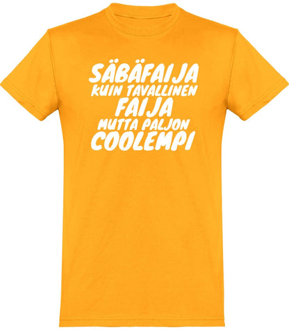 Säbäfaija coolempi t-paita valkoisella tekstillä - FourFan