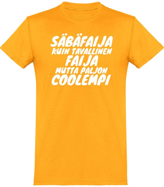 Säbäfaija coolempi t-paita valkoisella tekstillä - FourFan