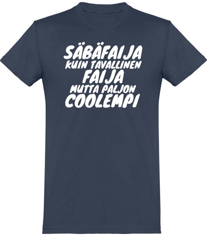 Säbäfaija coolempi t-paita valkoisella tekstillä - FourFan