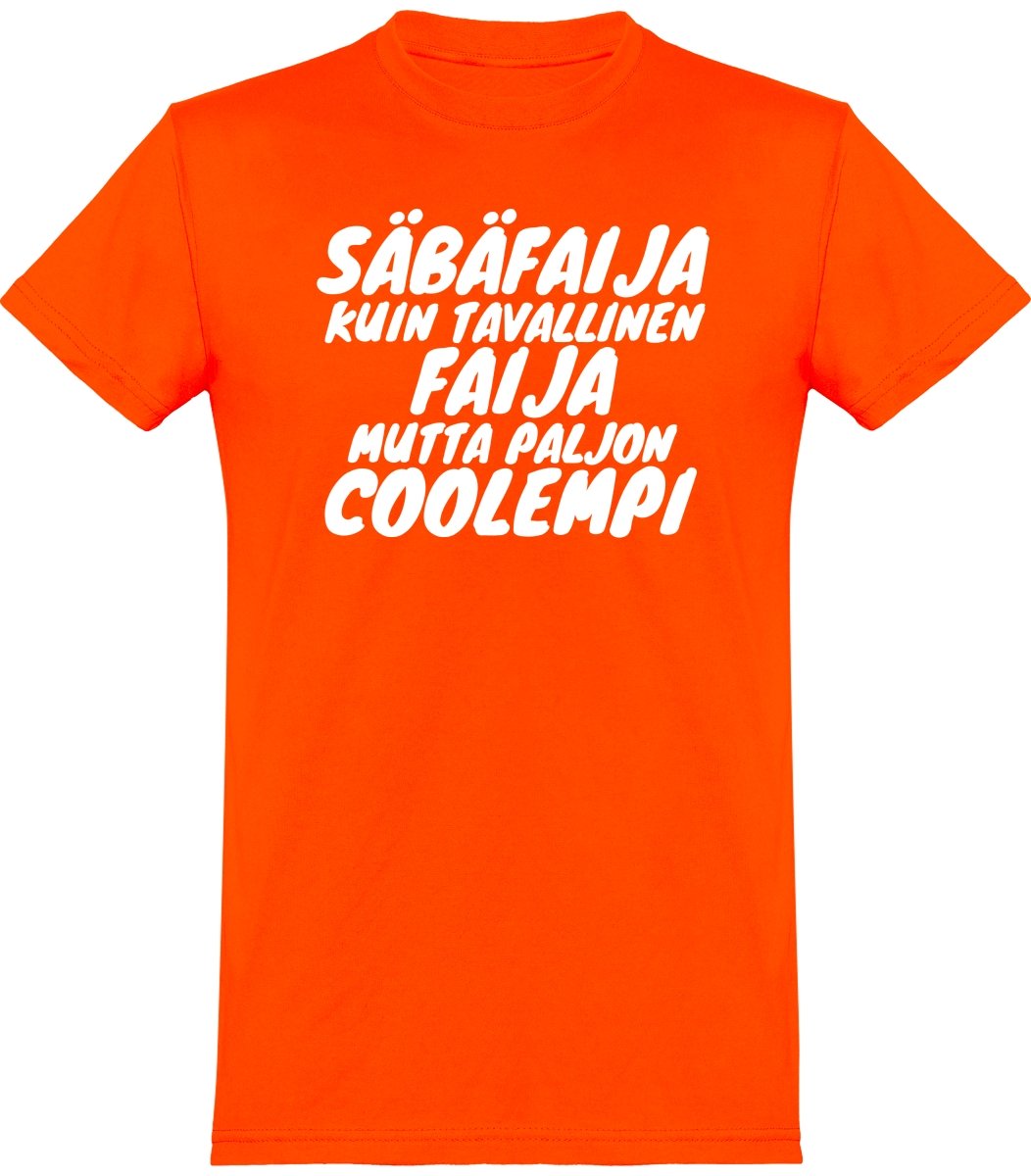Säbäfaija coolempi t-paita valkoisella tekstillä - FourFan