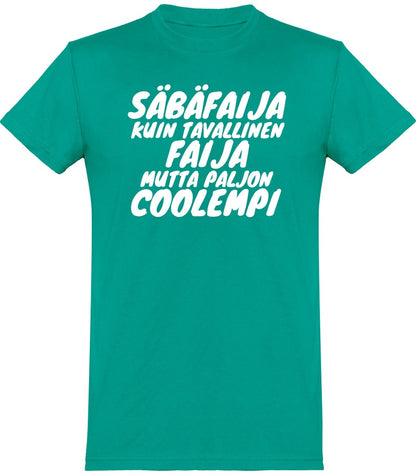 Säbäfaija coolempi t-paita valkoisella tekstillä - FourFan