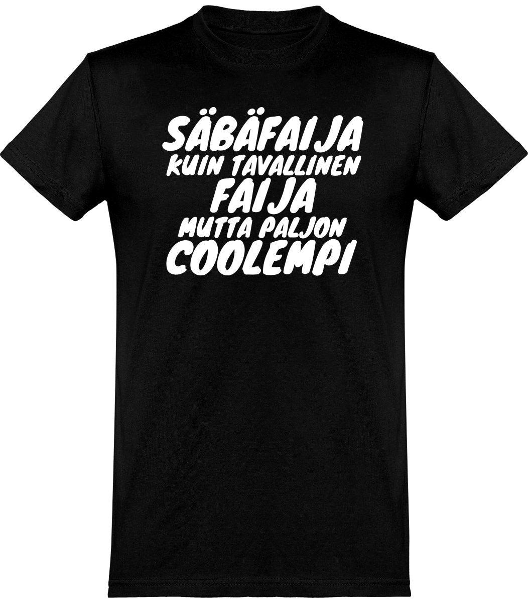 Säbäfaija coolempi t-paita valkoisella tekstillä - FourFan